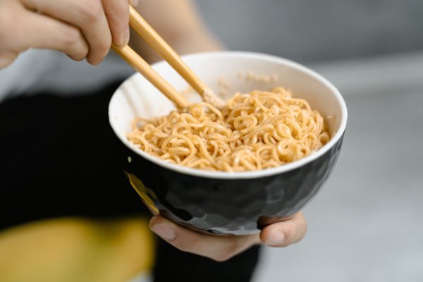 ¿Para qué sirve un hervidor de agua? 2 fideos instantaneos